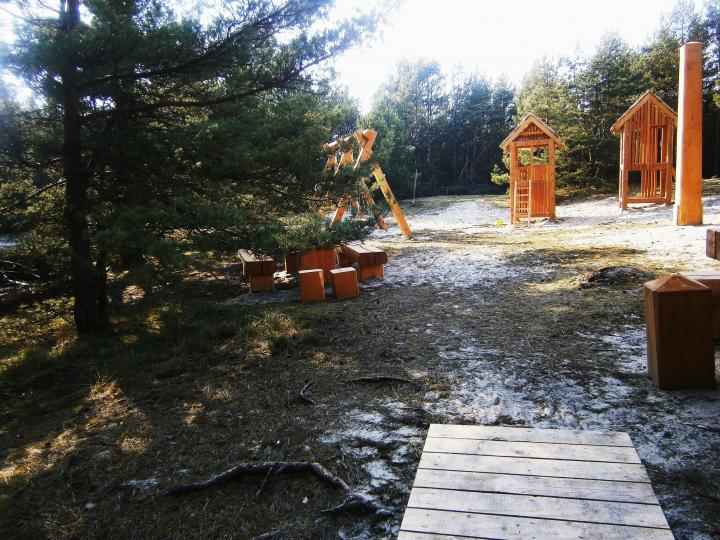Netoliese didelė vaikų žaidimų aikštelė