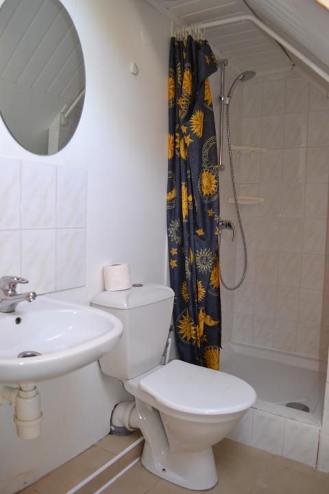 Dviviečio ir triviečio kambario gyventojai naudojasi bendrai šiuo WC ir dušu