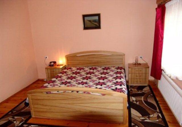Miegamasis antrame aukšte pietų pusėje, langai į pušyną. 
