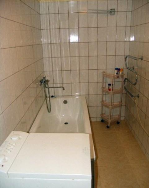 Vonia, prausyklė, WC ir automatinė skalbimo mašina rūsyje.